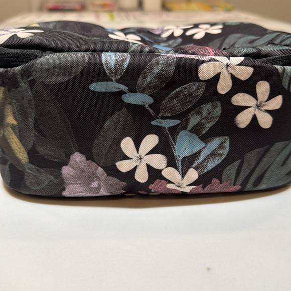 Dakine School Black Kids Tropic Dusk Lunch box / bag  5L with Floral Design - Picture 3 of 9